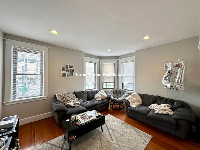 Building Photo - 146 Smith St