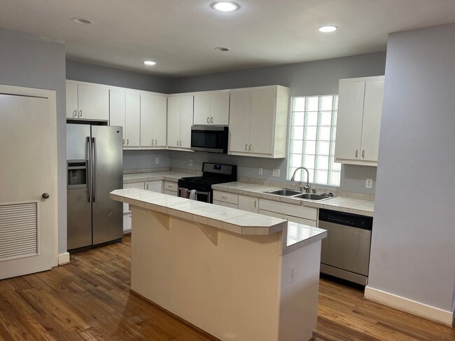 Building Photo - 8672 Meadowcroft Dr