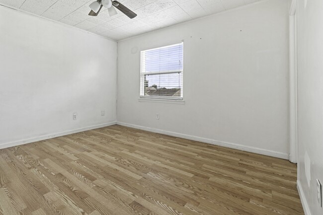 Foto del edificio - 421 Holy Cross Pl