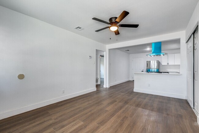Foto del edificio - RENOVATED 4-BEDROOM HOME IN UNITED WESTWOOD