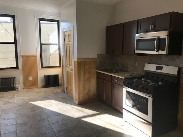 Kitchen - 678 Woodward Ave