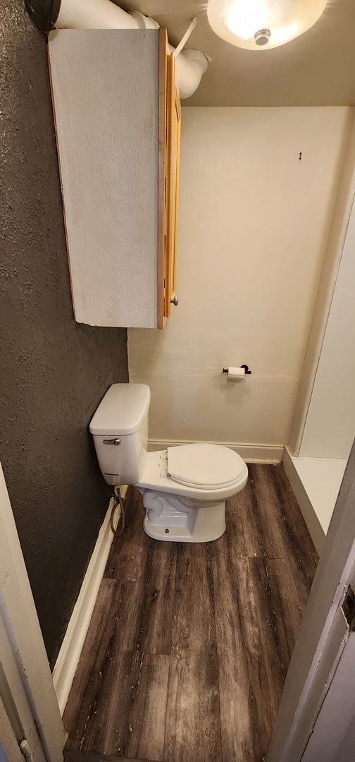 Foto del edificio - 2 Bedroom 1 Bath lower apartment - all utilities included!