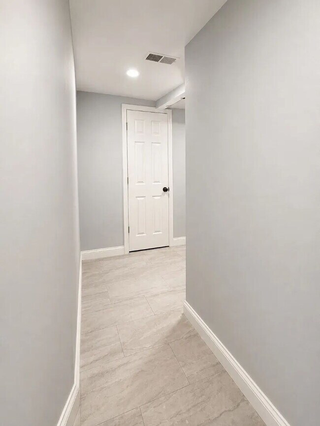 Building Photo - Renovated 2 Bedroom