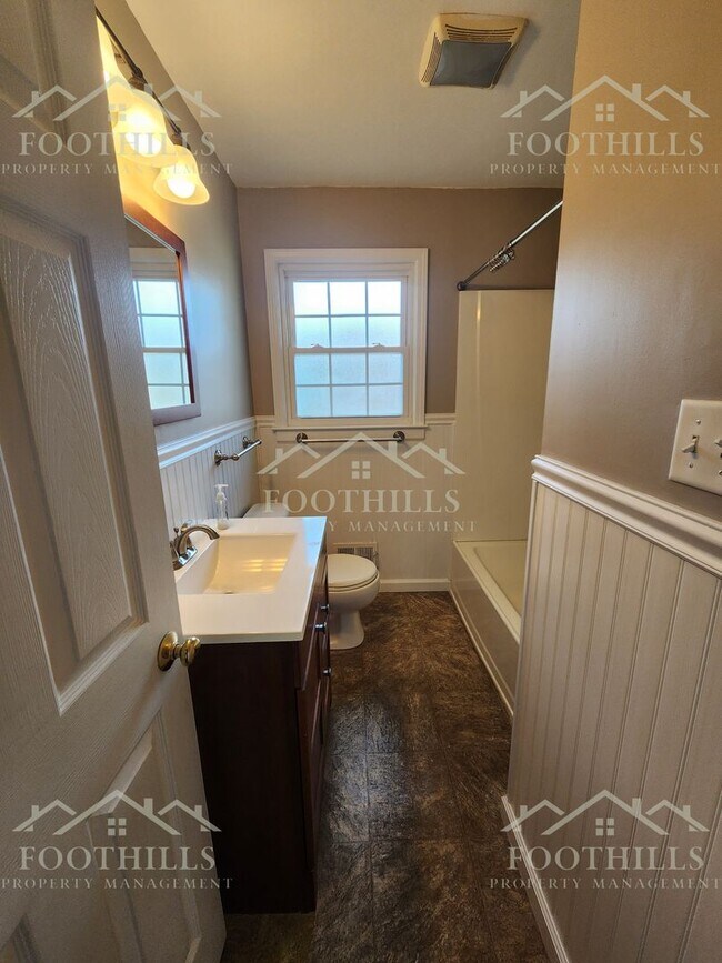 Foto del edificio - Freshly Renovated 3-Bed Home with Modern C...