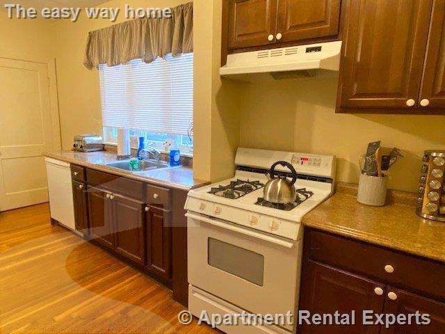 Building Photo - Large 5 room Two Bed * 2 Parking * Laundry...