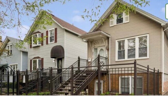 Building Photo - 2512 W Lyndale St