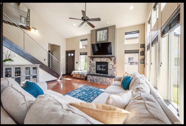 Main Floor - Living Room - 822 E Olivia Ct