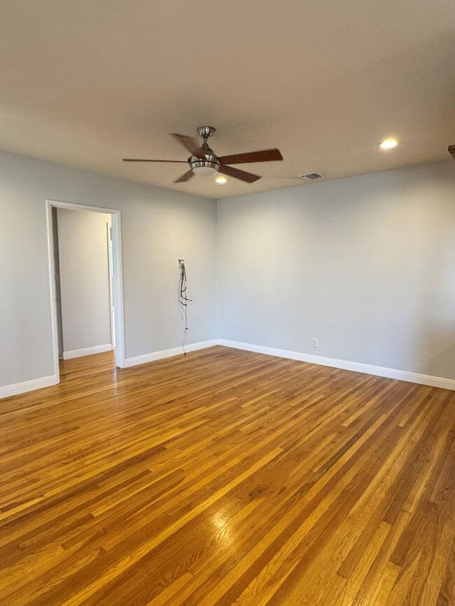 Building Photo - Charming 2-Bedroom Home with Fireplace, Backyard & Garage in Lakewood