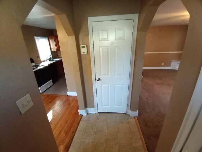 Building Photo - Norfolk:3 Bedroom , 2 Bath Located Near Cr...