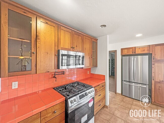 Foto del edificio - Rare Large Lot + Open Floorplan with Beautiful Artisting Styling