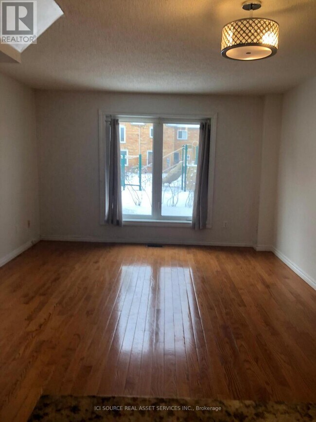 Building Photo - 5940 Glen Erin Dr