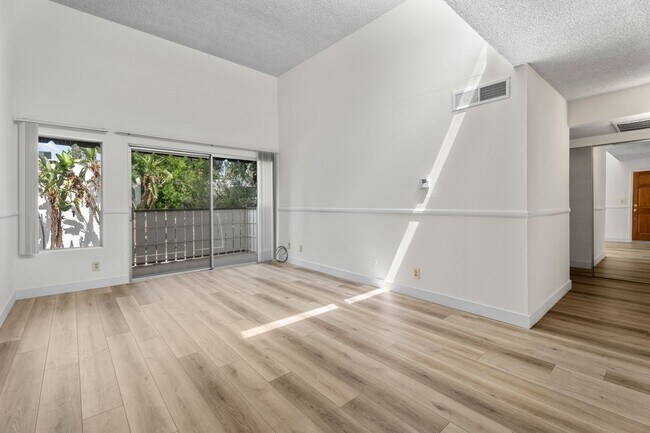 Foto del edificio - Top-Floor 1-Bedroom Condo with Vaulted Cei...