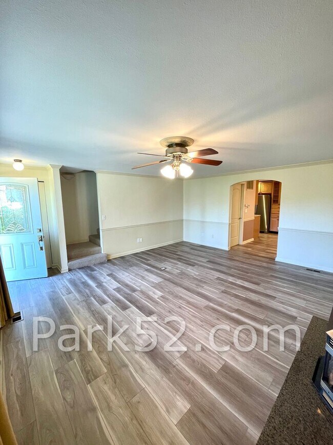 Building Photo - 2 Bedroom Tacoma Townhome