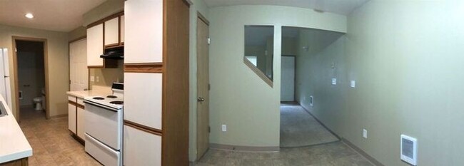 Foto del edificio - Large 2 bed 1.5bath townhouse with Garage
