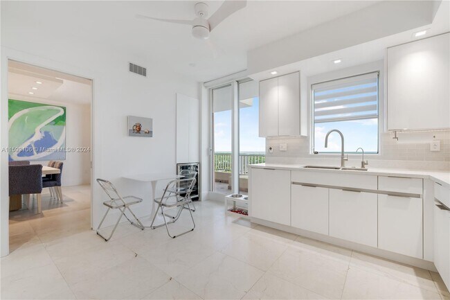 Foto del edificio - 789 Crandon Blvd
