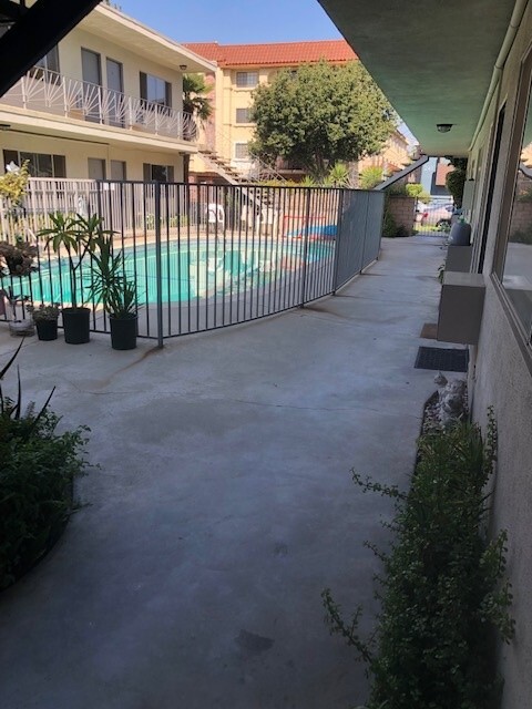 244 W. Tujunga: Entry to Pool - 244 W Tujunga Ave