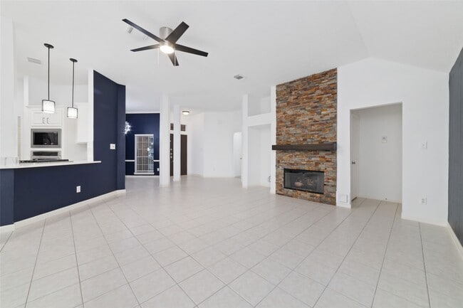 Building Photo - 3323 Shadowfern Dr