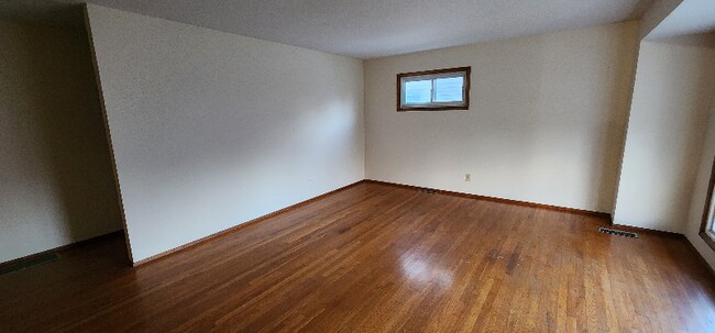 Building Photo - 862 Runyan Ave