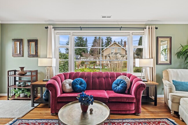 Sala de estar luminosa con vistas a un vecindario tranquilo. - 11639 1st Ave NW