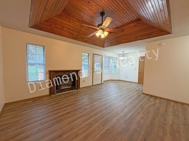 Building Photo - 3 Bed / 1.5 Bath Home - Great South Spring...