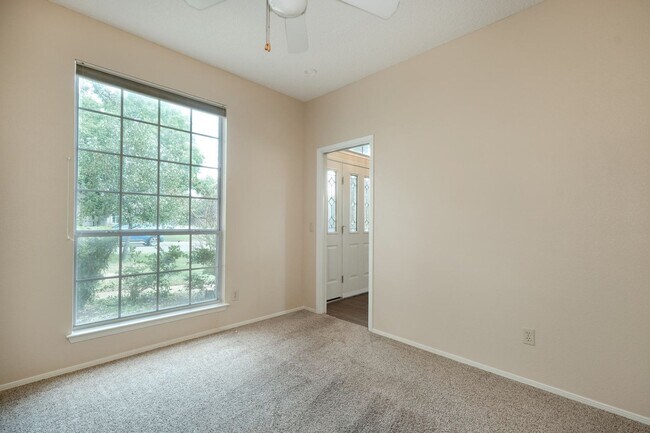 Building Photo - Nice executive 4/3.5/2 home on large corne...