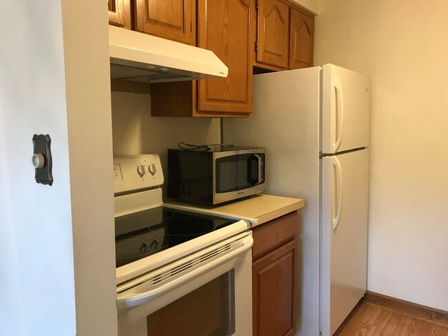 stove, hood, refrig. microwave - 88 Wellington Ct