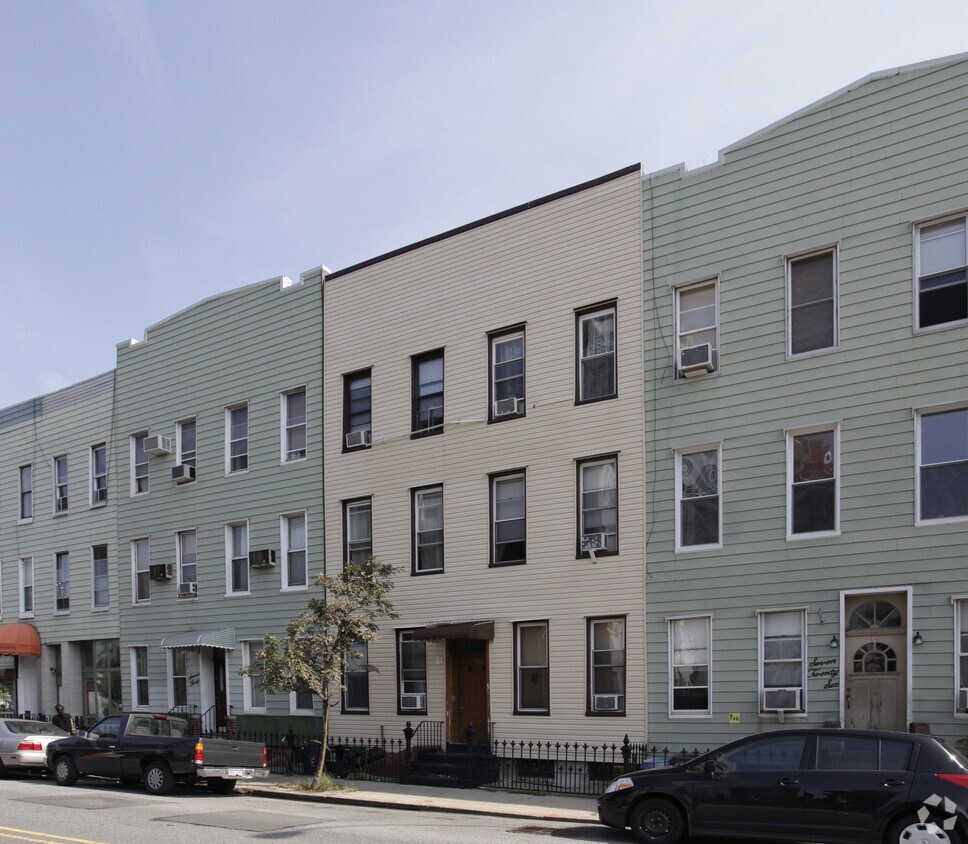 Primary Photo - 728 Lorimer St
