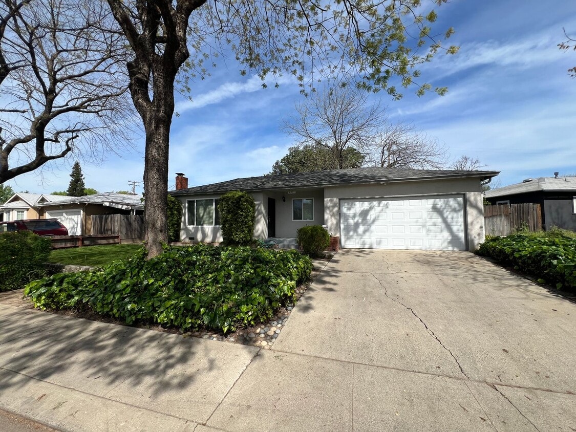 Foto principal - Single story close to shopping and freeway access!