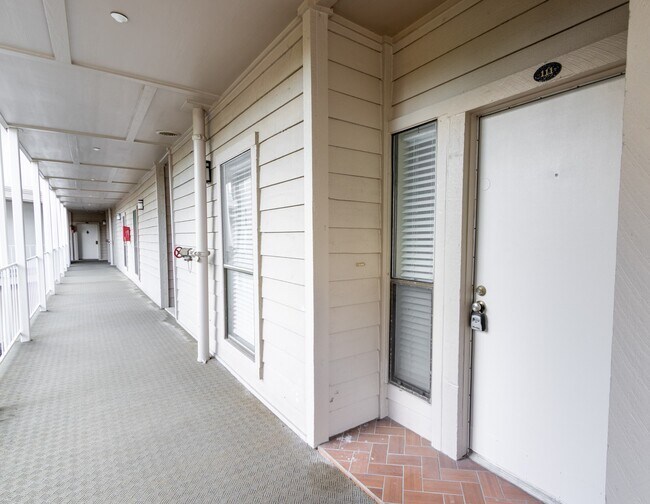 Foto del edificio - 401 Lakeside Ln