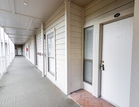 Building Photo - 401 Lakeside Ln