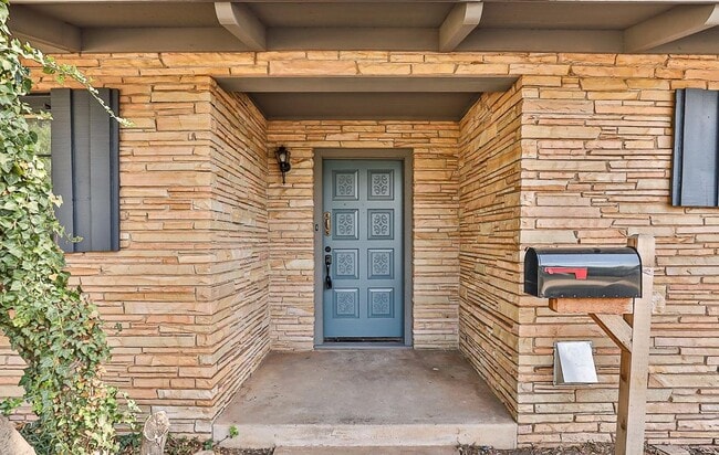 Building Photo - Large 4 Bedroom Home