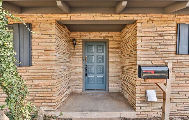 Foto del edificio - Large 4 Bedroom Home
