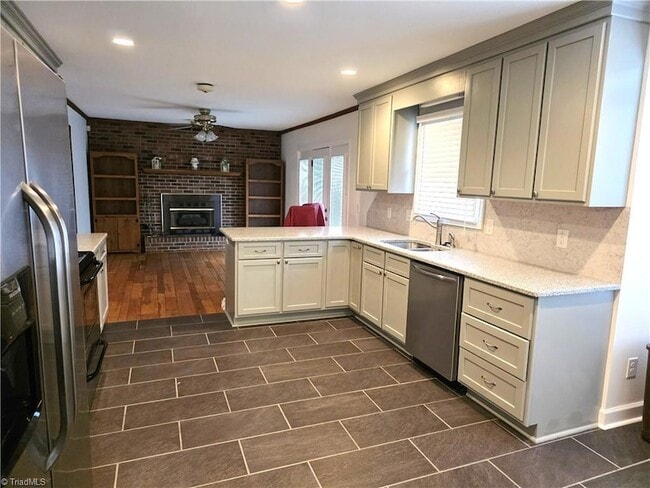 Building Photo - 1085 Brown Rd