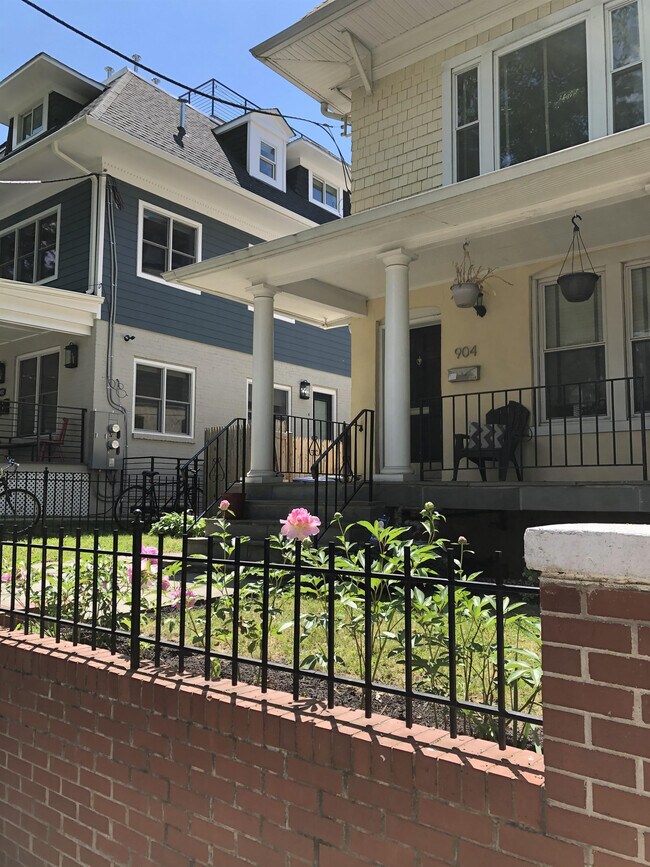 Foto del edificio - 904 Webster St NW