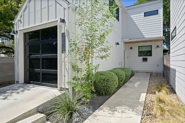 Building Photo - 5212 Huisache St