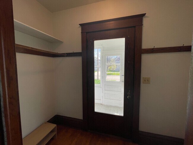 Foto del edificio - Partially Furnished 3-Bedroom Home in North Fargo!