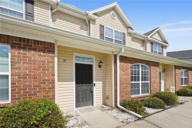 Foto del edificio - Spacious 3-Bedroom Townhouse in Prime Savannah Location!