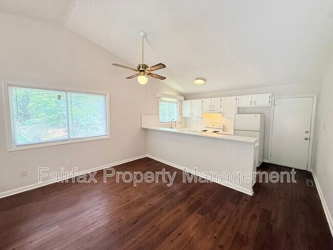 Foto del edificio - 475 Cedar Lake Rd