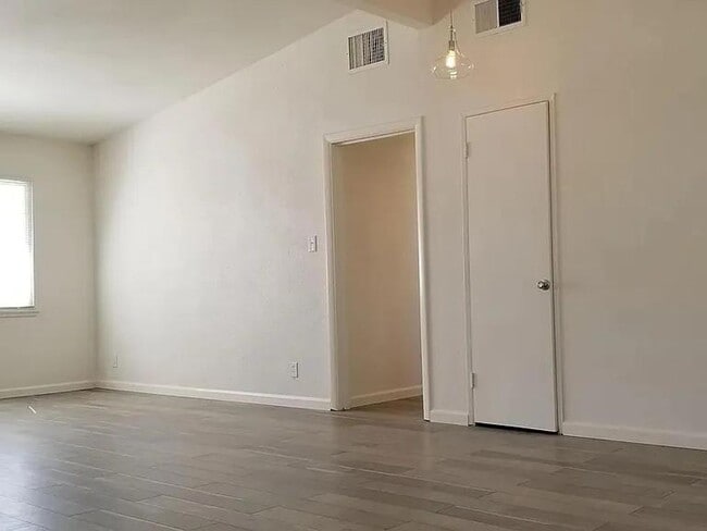 Building Photo - Beautiful home