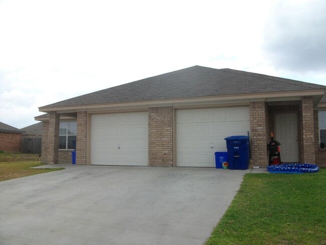 Building Photo - 509 Primrose Dr