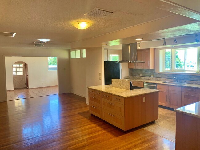 Foto del edificio - Partially remodeled 3 Bedroom / 2.5 Bath in Wailuku for rent!
