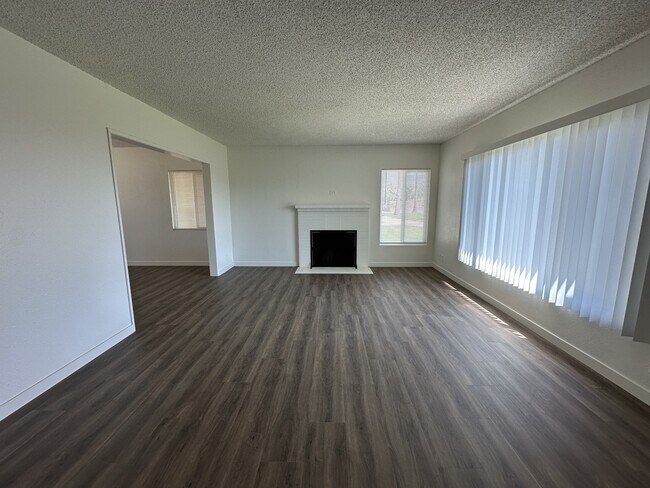 Foto del edificio - 8146 Chino Ave