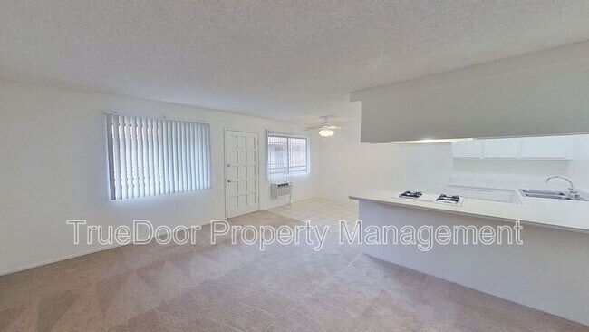 Building Photo - 533 N Tustin Ave
