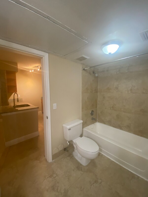 Foto del edificio - 2861 N Oakland Forest Dr