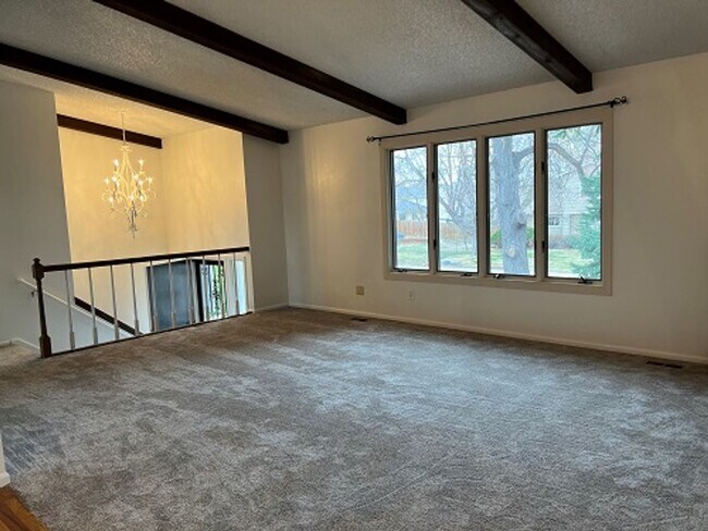 Foto del edificio - Vaulted Ceilings, Mountain Views & 3-Car Garage – Prime Fort Collins Rental