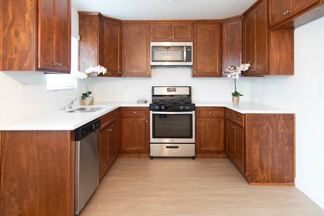 Building Photo - 5848 Greenleaf Ave