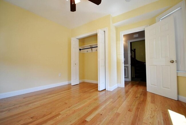 Building Photo - Oak Sq. Brighton 3-bed with Parking