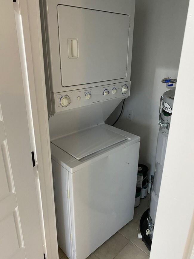 Foto del edificio - One story one bedroom Duplex Apartment, All Tile Floors!!! All Appliances!! Big back yard!! Recen...