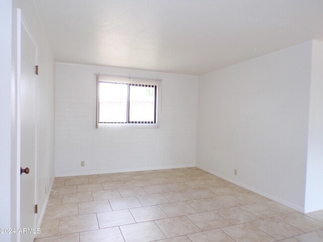 Building Photo - 307 1st St