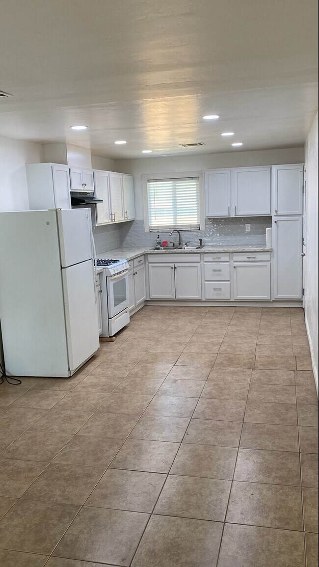 Building Photo - Super cute remodeled unit